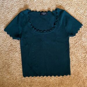 Women's Green Scalloped Scoop Neck Short Sleeve Crop Top